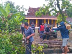 Aksi Kepedulian, Polsek Dukuhseti Bersama Koramil Kerja Bakti Pasca Bencana Angin Kencang yang Menerjam Desa Puncel