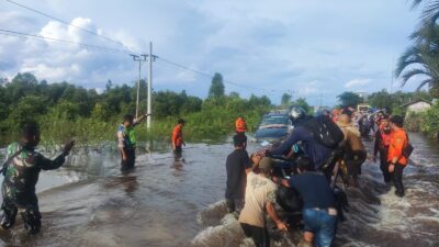 Satlantas Polres Barsel Urai Kemacetan di Jalan Terendam Banjir Desa Lembeng