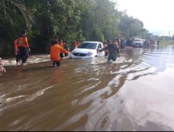 Satlantas Polres Barsel Urai Kemacetan di Ruas Jalan Terendam Banjir Di Desa Lembeng
