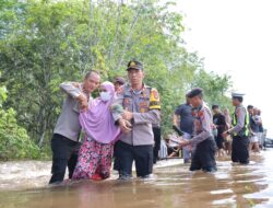 Kapolres Barsel Pimpin Langsung Bantu Masyarakat di Ruas Jalan Tergenang Banjir