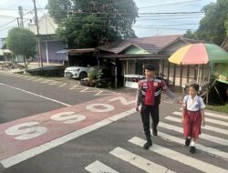 Personel Satsamapta Polres Lamandau Bantu Anak Sekolah Menyeberang Sambil Patroli