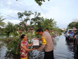 Tinjau Banjir di Ruas Jalan Desa Lembeng, Kapolres Barsel Berikan Bansos Warga Sekitar
