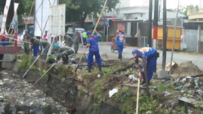 Sinergitas TNI-Polri: Karya Bakti Bersihkan Sungai di Desa Growong Lor