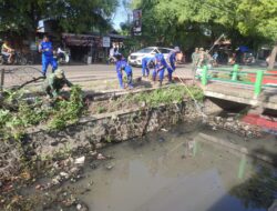Cegah Banjir TNI POLRI Bersama Warga Gelar Kerja Bakti Bersihkan Jalur Sungai Desa Growong Lor Juwana