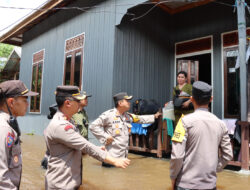 Tinjau Banjir Di Buntok Seberang, Kapolres Barsel Salurkan Bansos Kapolda Kalteng