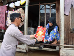 Kapolres Barsel Salurkan Bansos Kapolda Kalteng dan Tinjau Banjir Di Buntok Seberang