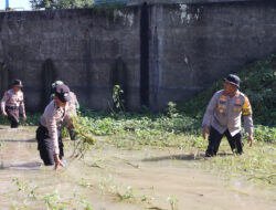 Bersama Kodim, Polres Sukoharjo Gelar Karya Bakti Bersihkan Sampah di Sungai Siluwur