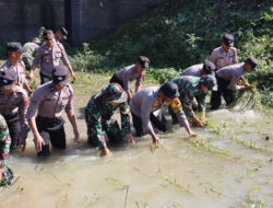 TNI-Polri di Sukoharjo Gelar Karya Bakti Bersihkan Sampah di Sungai Siluwur