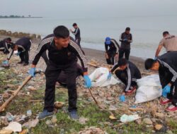 Ditpolairud Polda Jawa Tengah Lakukan Bersih-Bersih Pantai Cipta Semarang