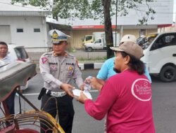 Jumat Berkah, Satlantas Polresta Pati Bagikan Nasi Kotak pada Sejumlah Pengendara