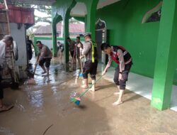 Polres Barsel Bersihkan Rumah Ibadah Pasca Banjir