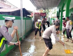 Peduli Lingkungan Pasca Banjir, Polres Barsel Bersihkan Rumah Ibadah