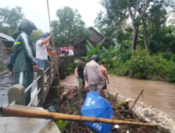 Polsek Tawangsari Polres Sukoharjo Bantu Evakuasi Warga Terdampak Banjir