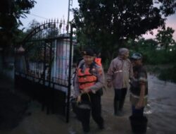 Polres Sukoharjo Membantu Evakuasi Warga Masyarakat Terdampak Kebanjiran