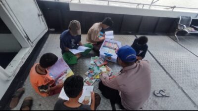 Sediakan Buku Bacaan Diatas Kapal Patroli, Tingkatkan Semangat Membaca Anak-anak