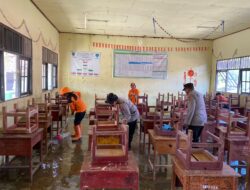 Polres Barsel Gotong Royong Bersihkan Fasilitas Umum Pasca Banjir