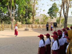 Bhabinkamtibmas Polsek Pucakwangi Lakukan Pembinaan Remaja di SD Negeri 2 Desa Lumbungmas