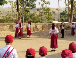 Aipda Dimas Wahyudi Ingatkan Murid-Murid SD Negeri 2 Desa Lumbungmas untuk Hormati Guru