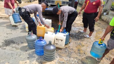 Pasca Banjir, Polres Barsel Kembali Distribusikan 5.000 Liter Air Bersih Untuk Warga
