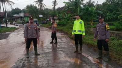 Peringatan Kapolsek: Masyarakat Diminta Berhati-hati Berkendara di Wilayah Terdampak Banjir