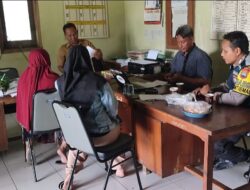 Berikan Himbauan Cegah Berita Hoax, Bhabinkamtibmas Polsek Kayen Patroli Dialogis di Desa Jimbaran