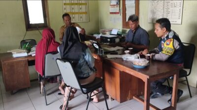 Berikan Himbauan Cegah Berita Hoax, Bhabinkamtibmas Polsek Kayen Patroli Dialogis di Desa Jimbaran