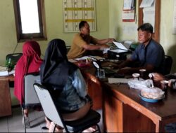 Berikan Himbauan Cegah Berita Hoax, Bhabinkamtibmas Polsek Kayen Pati Patroli Dialogis di Desa Jimbaran
