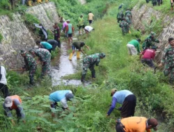 Berpotensi Banjir, Anggota Kodim dan Polres Batang Bersihkan Sungai Sendangsari