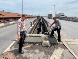 Seorang pemotor jatuh dari atas jembatan layang di Semarang