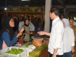 Jokowi Bersama Iriana Beli Tempe Saat Tinjau Pasar Tradisional Purworejo