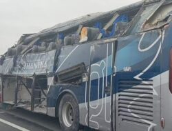 Rusak Parah! Bus Jurusan Jakarta-Semarang Terjun dari Tol Pemalang