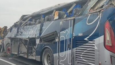 Rusak Parah! Bus Jurusan Jakarta-Semarang Terjun dari Tol Pemalang