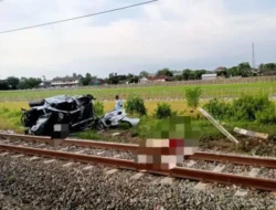 Mobil Tertabrak KA di Prambanan Klaten, 2 Orang Tewas