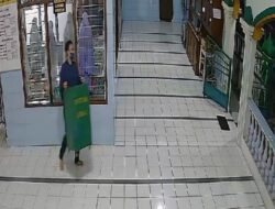 Terekam CCTV! Maling Kotak Amal Beraksi Santuy di Banyumas, Ternyata Kosong