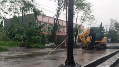 Kena Macet Total di Proyek Gorong-gorong di Randugarut Tugu Semarang, Pemotor Tetap Bahagia Seruput Es Teh Manis Bersama