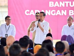 Presiden Jokowi Bagikan Bansos Beras di Temanggung