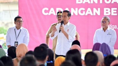 Kunjungi Temanggung, Presiden Jokowi Bagi-Bagi Bansos Beras