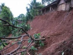 Longsor Terjang Poskamling di Ngaliyan Semarang Akibat Hujan Deras
