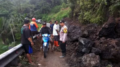 Jalan Gombong Banjarnegara Kembali Pulih usai Tertimbun Longsor