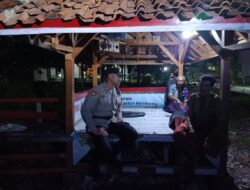 Personil Polsek Sale Sambangi Warga Sedang Siskamling di Desa Ngajaran