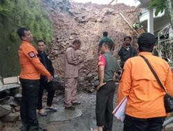 4 Rumah dan 2 Mobil Warga Banyumanik Semarang Tertimpa Longsor usai Diguyur Hujan Deras