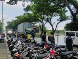 Banjir di Jalur Pantura Demak-Kudus Berangsur Surut, Truk dan Bus Kucing-kucingan dengan Polisi