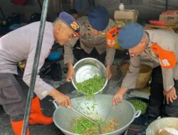 Dapur Umum Sat Brimob Polda Jawa Tengah Buat 4.000 Nasbung Setiap Hari Untuk Korban Banjir di Demak
