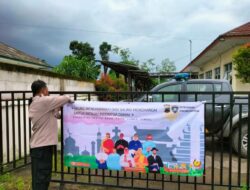 Polres Pekalongan Pasang Flyer Himbauan Harkamtibmas Pemilu 2024 yang Damai