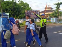 Pelayanan Prima Kepolisian, Personel Lantas Polsek Kragan Sigap Sebrangkan Jalan Anak Sekolah