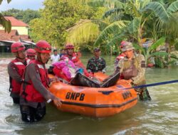 Brimob Polda Jawa Tengah Bantu Korban Banjir Demak dan Grobogan