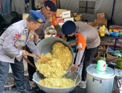 Dapur Lapangan Brimob Polda Jateng Siapkan 4.000 Porsi Makanan Setiap Hari untuk Korban Banjir Demak