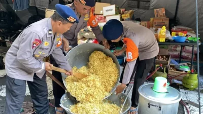 Dapur Umum Sat Brimob Polda Jateng Siapkan 4.000 Nasbung Setiap Hari Untuk Korban Banjir di Demak