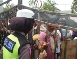 Polwan Bagikan Bunga Mawar dan Air Mineral Kepada Demonstran Tolak Pilkades Ditunda di Banjarnegara