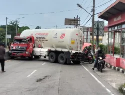 Truk tangki Pertamina terlibat kecelakaan beruntun atau karambol di Jalan Gatot Subroto (Jalur Semarang-Solo)